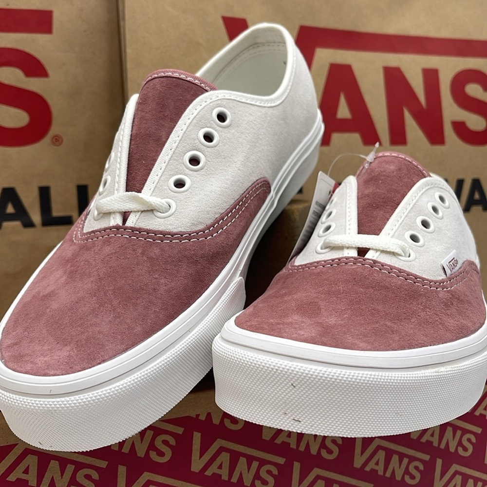 Vans Men’s Authentic Pig Suede Withered Rose
VN000BW5CHO
Sneakers - Picture 6 of 16